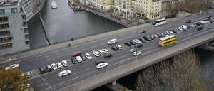 Die Mühlendammbrücke in der Nähe des Alexanderplatzes muss erneuert werden: Bürger:innen können nun online mitentscheiden.