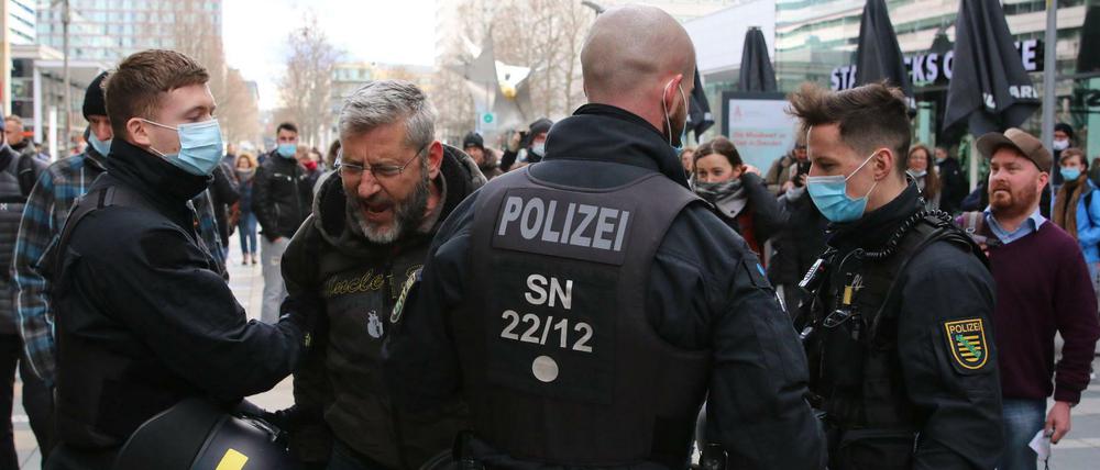 In Dresden zogen am Samstag bis zu 600 Menschen durch die Stadt. Proteste gaben es schon am vergangenen Wochenende.