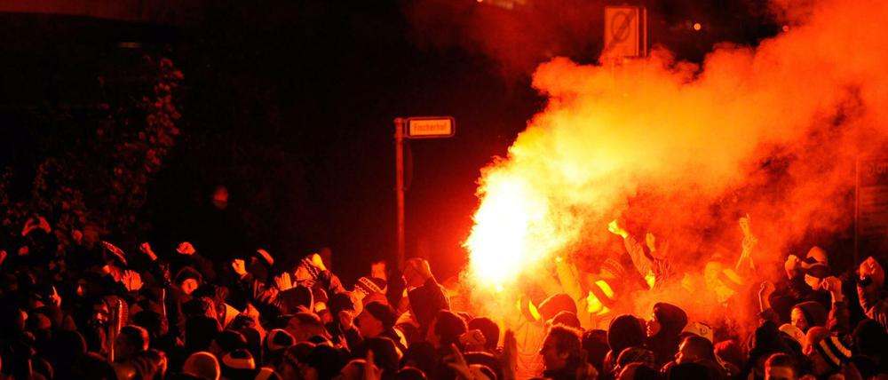 Harte Fans. Zu den Anhängern von Dynamo Dresden, hier ein Auflauf vor einem Spiel des Vereins in Hannover, zählte auch die rechte Hooligan-Truppe "Faust des Ostens". 