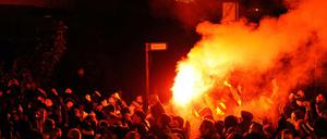 Harte Fans. Zu den Anhängern von Dynamo Dresden, hier ein Auflauf vor einem Spiel des Vereins in Hannover, zählte auch die rechte Hooligan-Truppe "Faust des Ostens". 