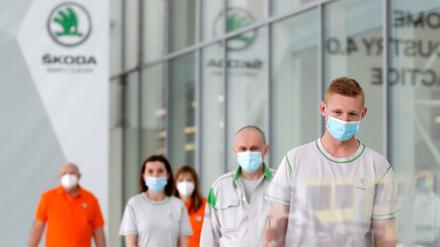 Der tschechische Autobauer Skoda war eine renommierte Marke vor dem Krieg und ist es heute wieder. Produktion mit Maske in der Pandemie im Stammwerk Mlada Boleslav. 