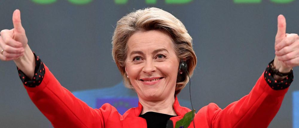 Die Coronakrise als Chance für die EU? Das ist gründlich schief gegangen. EU-Kommissionspräsidentin Ursula von der Leyen (CDU) hebt dennoch die Daumen nei einer Pressekonferenz zur Reaktion der EU auf Covid-19.