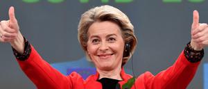 Die Coronakrise als Chance für die EU? Das ist gründlich schief gegangen. EU-Kommissionspräsidentin Ursula von der Leyen (CDU) hebt dennoch die Daumen nei einer Pressekonferenz zur Reaktion der EU auf Covid-19. 