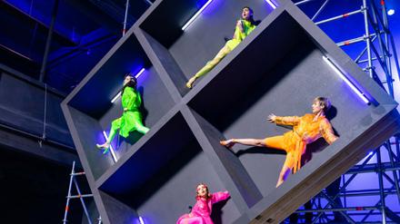 Szenen in Kästen: Soulin (gelb), Mareike (orange), Romina (pink) und Alex (grün) meistern in Folge 8 eine wackelige Challenge. 