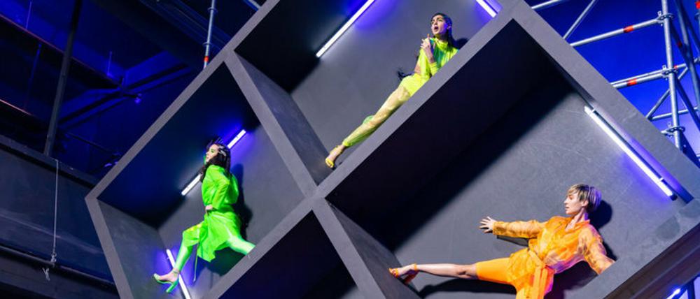 Szenen in Kästen: Soulin (gelb), Mareike (orange), Romina (pink) und Alex (grün) meistern in Folge 8 eine wackelige Challenge.