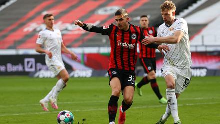Marvin Friedrich (links) hat sich zu einem der besten Inneverteidiger der Liga entwickelt - auch wenn er beim 2:5 in Frankfurt einige Probleme mit Andre Silva hatte.