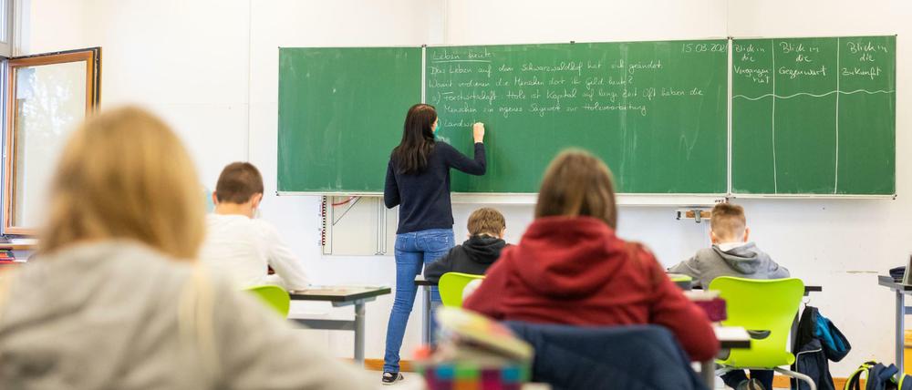 Schülerinnen und Schüler - mit Abstand sitzen in der Coronakrise.