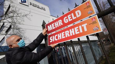 Die Metallindustrie wandelt sich gerade dramatisch, dafür stehen die Stichworte Dekarbonisierung und Digitalisierung. Die Sicherheit des Arbeitsplatzes ist auch deshalb in dieser Tarifrunde wichtiger als Geld. 