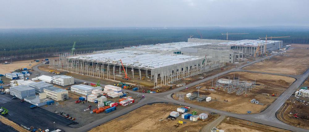 Insgesamt sollen sich bis zu 100 Arbeiter auf der Baustelle in Grünheide mit dem Coronavirus infiziert haben.
