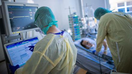 Ein Corona-Patient liegt auf einer Intensivstation.