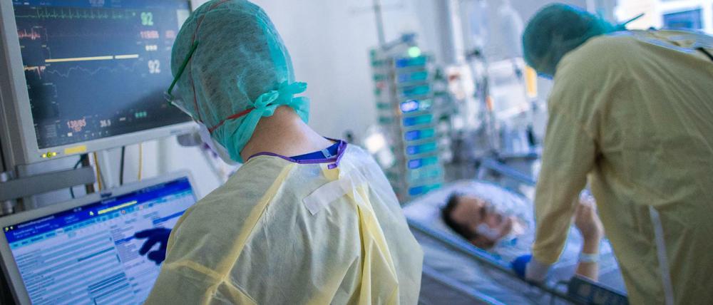Ein Corona-Patient liegt auf einer Intensivstation.