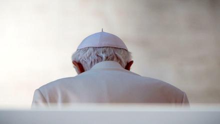 Nur Gottes Auge sieht alles. Papst Benedikt XVI. alias Joseph Ratzinger im Februar 2013 beim Amtsabschied aus dem Vatikan.
