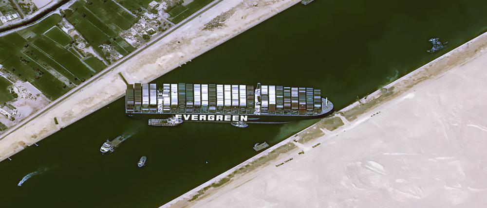 Containerschiff liegt quer: Kein Durchkommen im Suez-Kanal 