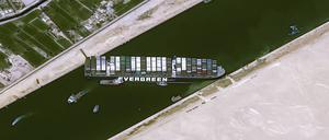 Containerschiff liegt quer: Kein Durchkommen im Suez-Kanal 