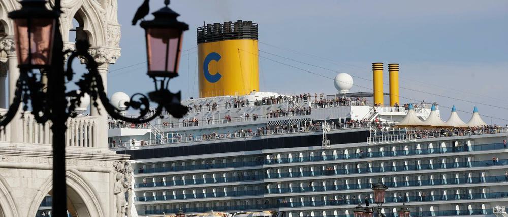Ein Kreuzfahrtschiff passiert den Markusplatz in Venedig. (Archivbild)