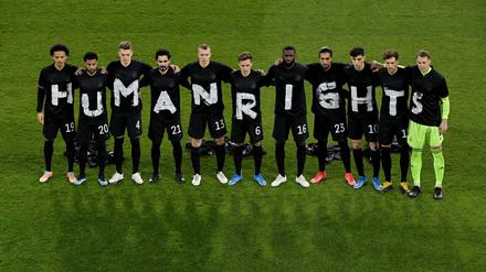 Die deutsche National-Elf hat sich vor dem WM-Qualifikationsspiel gegen Island mit der Aufschrift „Human Rights“ präsentiert.