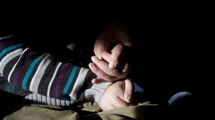 Hand in Hand. Viele Eltern von Kindern mit einer Behinderung machen sich große Sorgen.