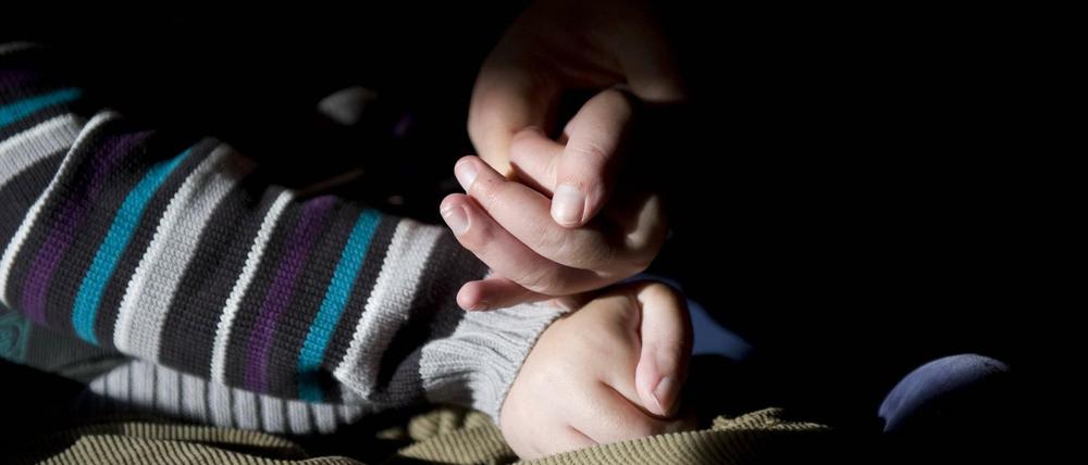 Hand in Hand. Viele Eltern von Kindern mit einer Behinderung machen sich große Sorgen.