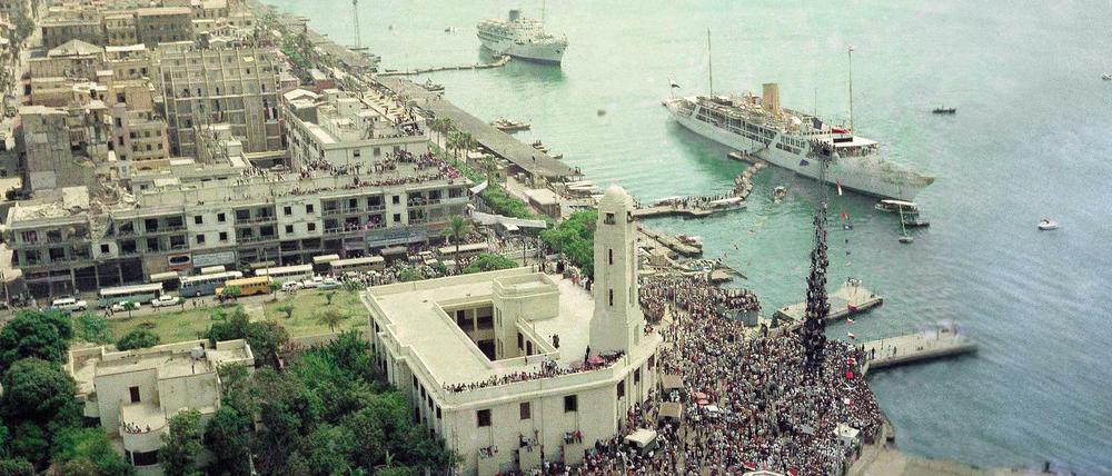 Jubel vergangener Tage: Die Kanaleinfahrt bei Port Said 1975 bei der ersten Durchfahrt eines Passagierschiffs nach der Wiedereröffnung nach dem Sechs-Tage-Krieg.