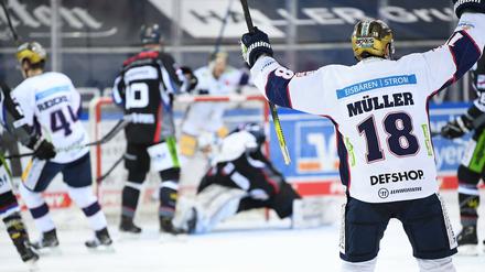 Jonas Müller bejubelt den ersten Treffer gegen die Straubing Tigers, den er selbst mit einem Check einleitete.