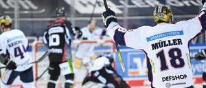 Jonas Müller bejubelt den ersten Treffer gegen die Straubing Tigers, den er selbst mit einem Check einleitete.