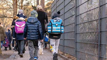 Berlins Grundschüler:innen und Oberstufen sind wieder im Präsenzunterricht, wenn auch nur abwechselnd in halber Klassenstärke.