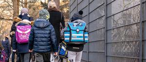Berlins Grundschüler:innen und Oberstufen sind wieder im Präsenzunterricht, wenn auch nur abwechselnd in halber Klassenstärke. 