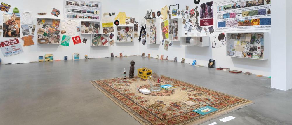 Die Dinge finden sich. Installation von Georges Adéagbo im Kindl.