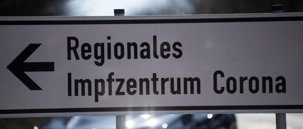 Ein Schild weist auf das Regionale Impfzentrum des Kreises Euskirchen hin. 