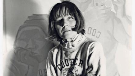 Selbstreflexion. Maria Lassnig 1974 bei einer Ausstellungseröffnung in New York vor ihrem Gemälde „Doppelselbstporträt mit Kamera“.