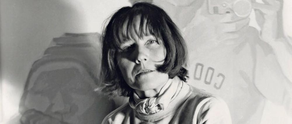 Selbstreflexion. Maria Lassnig 1974 bei einer Ausstellungseröffnung in New York vor ihrem Gemälde „Doppelselbstporträt mit Kamera“.
