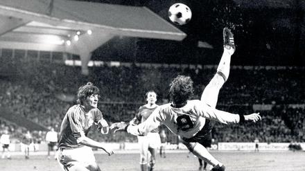 Spektakulärer Vollstrecker: Klaus Fischer trifft per Fallrückzieher.