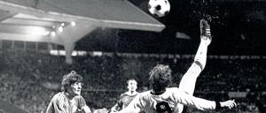 Spektakulärer Vollstrecker: Klaus Fischer trifft per Fallrückzieher.