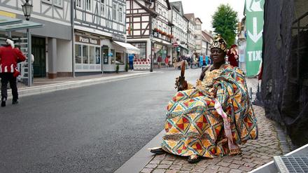 Deutsche Weinstraße, Helmut Kohl, Urlaub an der Ostsee und im Allgäu. König Céphas Bansah vor seiner Kfz-Werkstatt in der deutschen Provinz. 