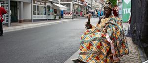Deutsche Weinstraße, Helmut Kohl, Urlaub an der Ostsee und im Allgäu. König Céphas Bansah vor seiner Kfz-Werkstatt in der deutschen Provinz. 
