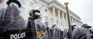 Zwei Kapitol-Polizisten gehen gerichtlich gegen Ex-Präsident Donald Trump vor.