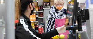 Auch Kassier:innen im Supermarkt müssen sich in Berlin nun zweimal pro Woche testen lassen.