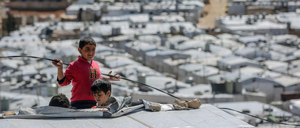 Syrische Jungen spielen auf dem Dach einer Unterkunft im Flüchtlingslager Barra nordöstlich der libanesischen Hauptstadt Beirut.