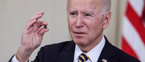 Joe Biden wirbt mit einen Computerchip in der Hand für sein Infrastrukturprogramm.