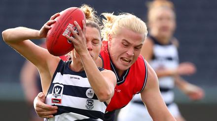 Trans Frauen wie die Australierin Hannah Mouncey (re.) werden beim Leistungssport immer noch häufig ausgeschlossen. 