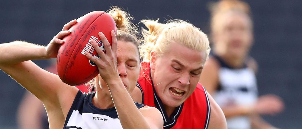 Trans Frauen wie die Australierin Hannah Mouncey (re.) werden beim Leistungssport immer noch häufig ausgeschlossen.