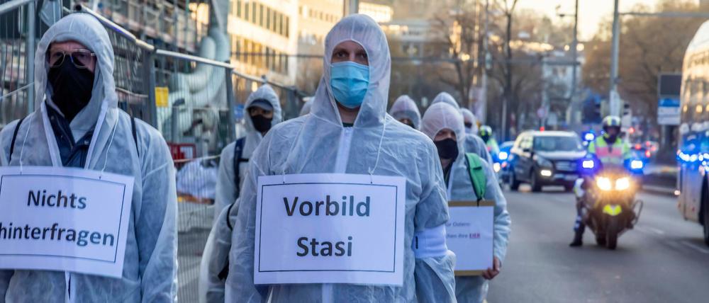 Absurde Vergleiche. Corona-Leugner unterwegs in Stuttgart. Rund 30 Personen haben am 24. März 2021 mit einem Protestmarsch ihren Unmut über den Lockdown zum Ausdruck gebracht.