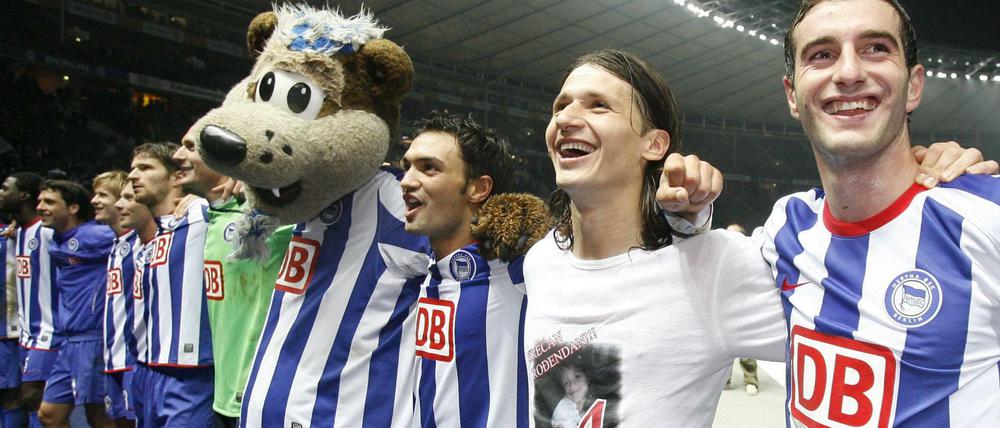In der Saison 2008/09 hatten Maximilian Nicu (r.) und seine Kollegen von Hertha BSC überraschend viele Gründe mit den Fans in der Ostkurve zu feiern. Ein paar Wochen durfte Berlin sogar von der Meisterschaft träumen.