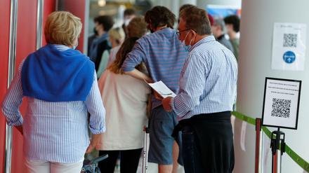 Lange Schlange vor dem Testzentrum am Flughafen: Die Testpflicht hält Mallorca-Urlauber nicht ab.