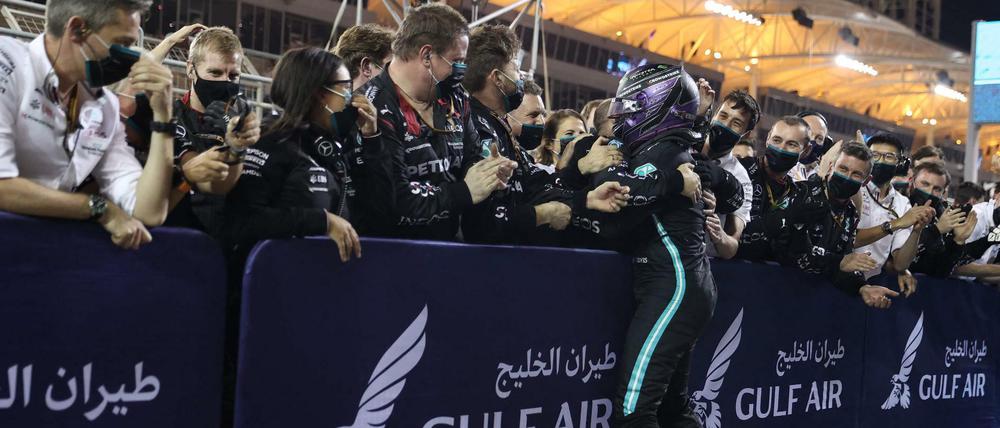 Feierlich. Lewis Hamilton und sein Team nach dem Sieg des Briten.