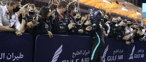 Feierlich. Lewis Hamilton und sein Team nach dem Sieg des Briten.