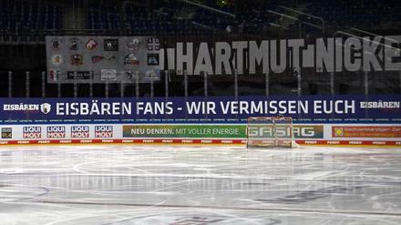 Im Moment nur ein Schriftzug. Die Eisbären müssen in der Pandemie ohne Fans spielen. Beide Seiten hoffen auf ein baldiges Wiedersehen. 