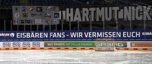 Im Moment nur ein Schriftzug. Die Eisbären müssen in der Pandemie ohne Fans spielen. Beide Seiten hoffen auf ein baldiges Wiedersehen. 