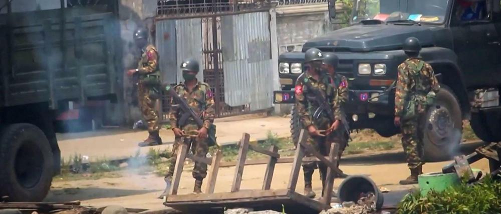 Soldaten im Einsatz gegen Demonstranten in der Kachin-Region.
