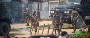 Soldaten im Einsatz gegen Demonstranten in der Kachin-Region. 